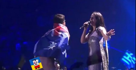 На Евровидении австралиец выбежал на сцену и показал перед Джамалой...