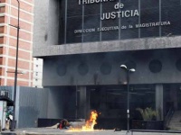 Полицейский вертолет атаковал здание Верховного суда Венесуэлы - Военный Об ...
