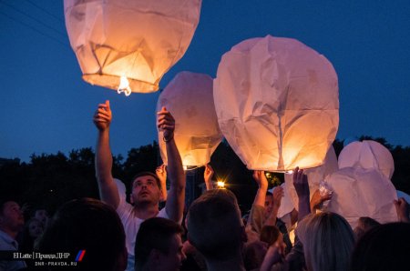 Сотни фонариков в ночном небе: Донбасс вспоминает погибших детей (ФОТО, ВИДЕО)