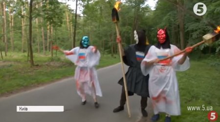 Тем временем: Киевские активисты в костюмах чертей провели акцию против российских дипломатов