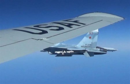Военные США выложили фото сближения самолета RC-135 с российским Су-27 над Балтикой