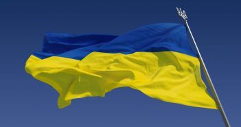 Прокуратура требует «воспитать» подростков, которые сожгли флаг Украины
