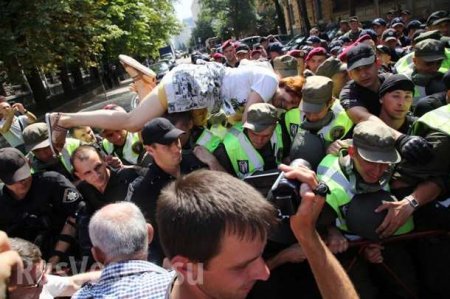 В Киеве сторонники Саакашвили подрались с полицией (ФОТО, ВИДЕО)