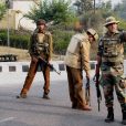 Двое индийских солдат и трое боевиков погибли в результате перестрелки в Ка ...