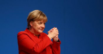 Меркель не намерена снимать санкции с России