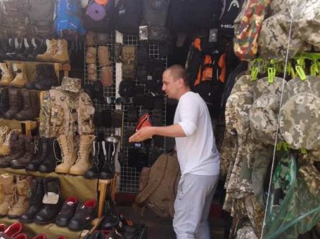 «Украинский прапорщик» неистребим — на львовских рынках вовсю торгуют украденной военной амуницией (ФОТОФАКТ) | Русская весна