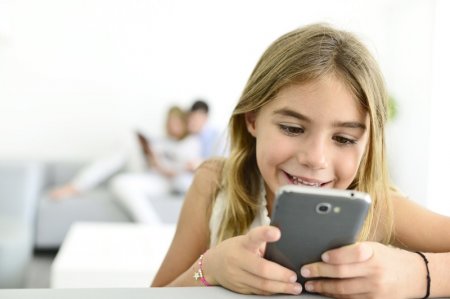 Эксперты назвали Топ-5 смартфонов для детей