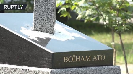В Киеве открыли памятник карателям АТО в виде вонзённого в карту России меч ...