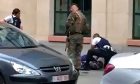 В Брюсселе мужчина с ножом напал на военных
