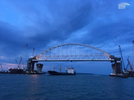 Новый вид с проплывающих судов в фарватере Крымского моста