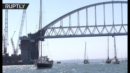 200 яхт прошли под аркой Крымского моста