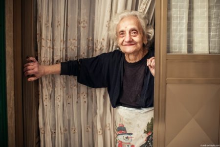 85-летняя бабушка из Италии покорила соцсети общением с колонкой Google