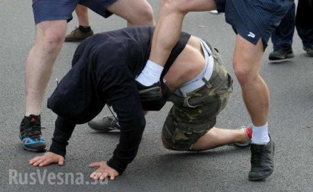 В Киеве неонацисты разгромили стройплощадку и избили охранников, сняв их унижение на камеру (ФОТО, ВИДЕО)