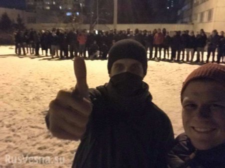 В Киеве неонацисты разгромили стройплощадку и избили охранников, сняв их унижение на камеру (ФОТО, ВИДЕО)