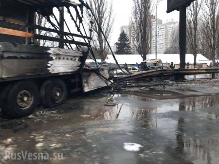 «На Украине стало безопаснее»: в Киеве горят сбитые фурой с ломом автомобили, есть жертвы (+ФОТО, ВИДЕО)