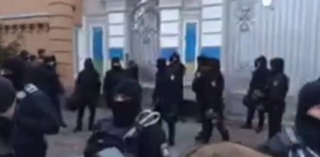 Видео: Сторонники Саакашвили оставили Порошенко послание у ворот его резиденции