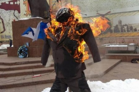 В Черновцах на Масленицу сожгли чучело Порошенко