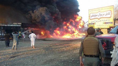 На востоке Афганистана боевики взорвали нефтяную цистерну
