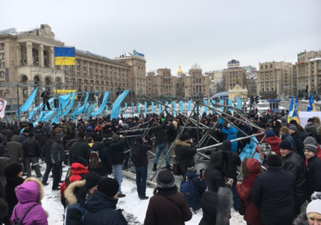 Видео: Сторонники Саакашвили разобрали конструкции на Майдане
