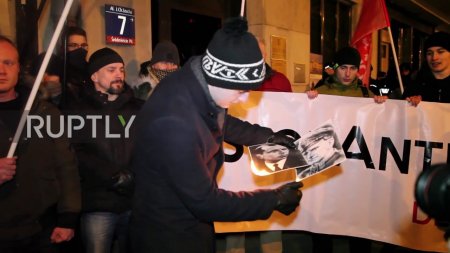 У посольства Украины в Варшаве поляки сожгли портреты Бандеры и Шухевича