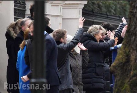 Прощание славянки: российские дипломаты покинули посольство в Лондоне (ВИДЕО)