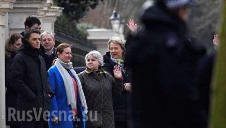 Прощание славянки: российские дипломаты покинули посольство в Лондоне (ВИДЕО)