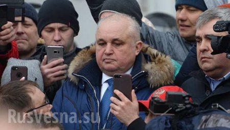 Вице-губернатор Кузбасса встал на колени перед родственниками погибших при пожаре в ТЦ (ФОТО)