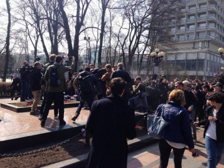 Цветы возле памятника генералу Ватутину в Киеве взбесили бандеровцев