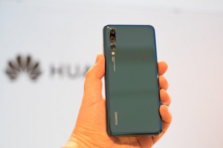 Смартфон Huawei P20 Pro может лопнуть при малейшем изгибе
