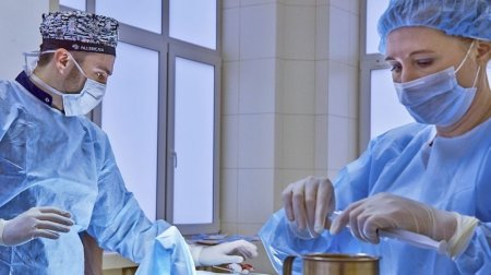 Кемеровские врачи собрали новую челюсть пациенту из берцовой кости