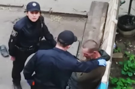 Появилось видео, как патрульные полицейские издевались над мужчиной в украи ...