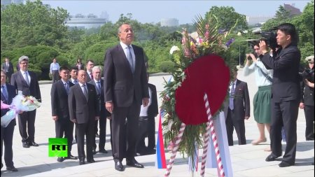 Лавров возложил цветы к памятнику первым лидерам КНДР в Пхеньяне