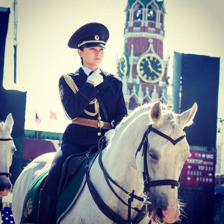 Японцы без ума от русской девушки-полицейского на коне