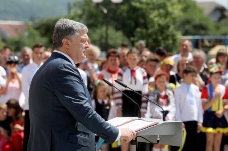 Порошенко пообещал школьникам не допустить капитуляции в Донбассе