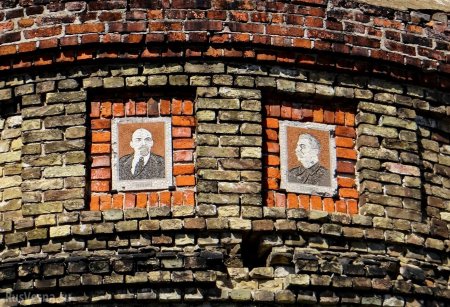 Внезапно: на Украине защитили мозаичные портреты Сталина и Ленина от декоммунизации (ФОТО)