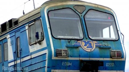 На Украине поезд застрял в поле под Тернополем