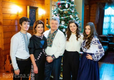 «И тут штаны не глажены»: в Сети высмеяли семейное фото Порошенко (ФОТО)