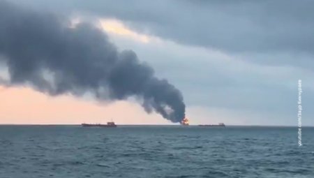 В Керченском проливе загорелось судно