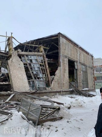 Стена одного из цехов рухнула на территории завода в Горловке