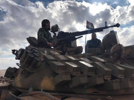 Российские и сирийские военные на позициях севернее Менбиджа