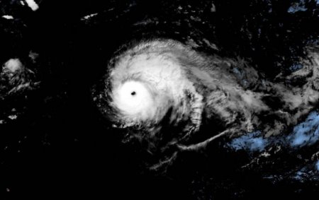 Ураган «Лоренцо» в Атлантике достиг максимальной категории