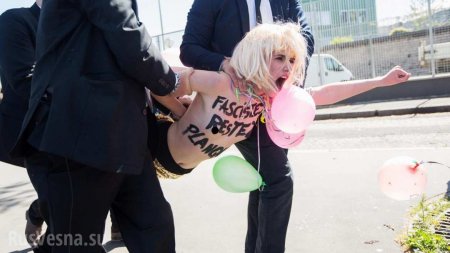 «Остановите войну Путина!»: голую «активистку» Femen скрутили у Елисейского дворца (ВИДЕО)