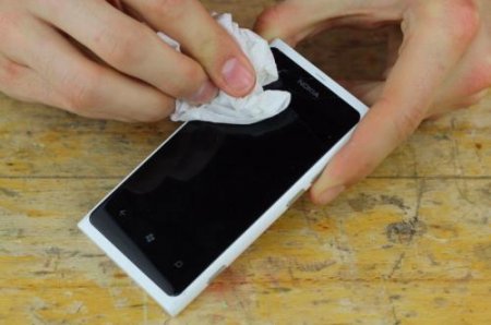 Влажные салфетки уничтожают экран смартфона - эксперт