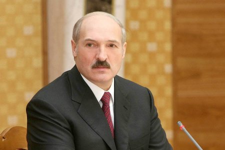 Лукашенко, не разгибаясь, грозит России войной