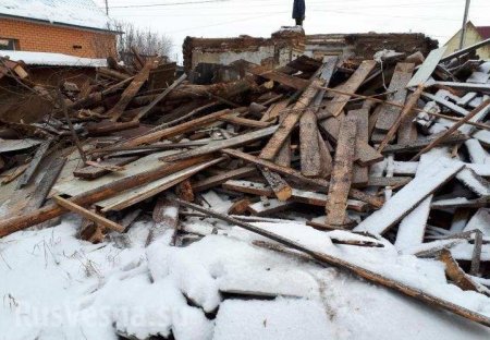 Каратели на Донбассе разбирают дома на дрова