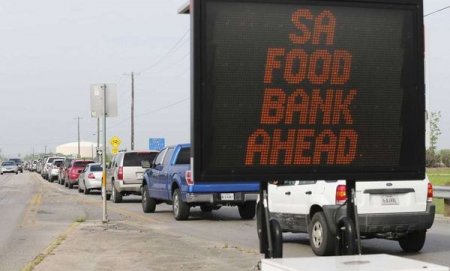"Хватит ли нам еды?" Business Insider рассказал о гигантских очередях американцев за продуктами (Фото)