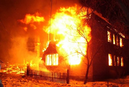 Сильный пожар в жилом доме в Москве (ФОТО)