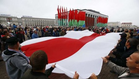 «Подотритесь своим флагом», — украинский националист куснул белорусских протестующих (ВИДЕО)