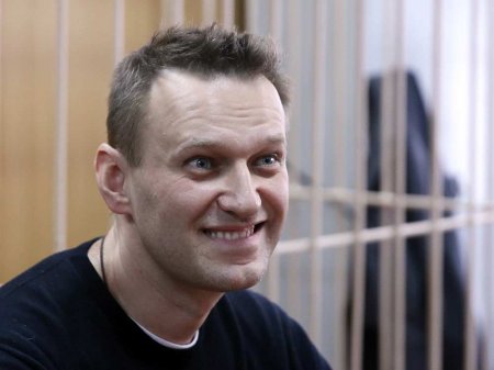 Навальный доставлен в суд, иностранные дипломаты съехались: смотрите и комментируйте с «Русской Весной»