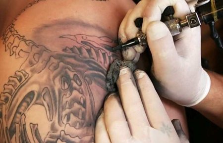 Татуировки с QR-кодами для прохода в кафе — реакция омбудсмена